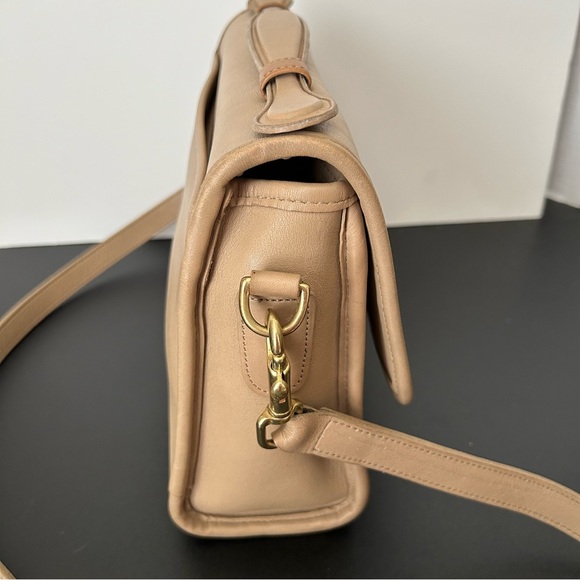 Vintage Coach Court Crossbody in Tan Leather - Picture 5 of 14